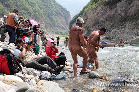 barry hoffmann add naked in china photo