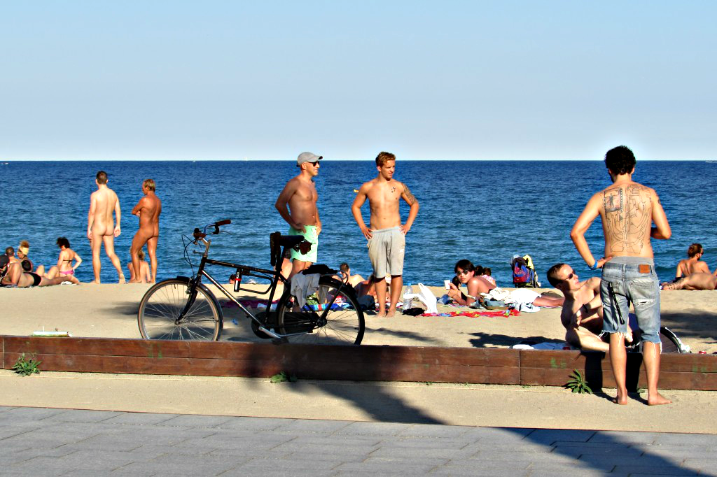 carrie weekley add naked beach barcelona photo